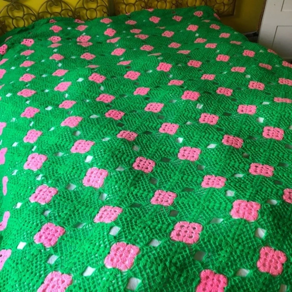 Vintage crochet bedding\blanket w pillowcases